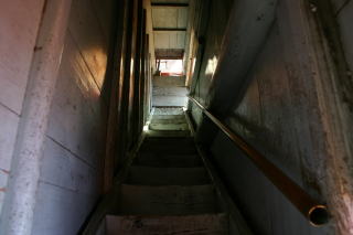 最上階への狭い階段